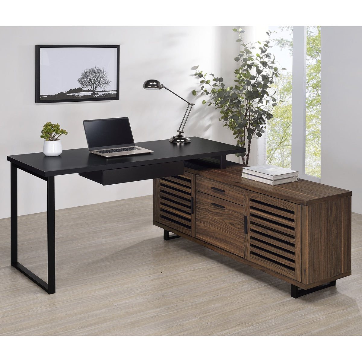 Standing Desk vs. Regular Desk: Which One Is Actually Right for You?